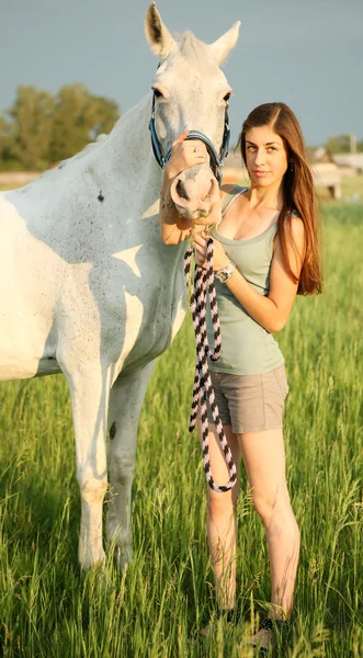 Het meisje en het witte paard — Stockfoto