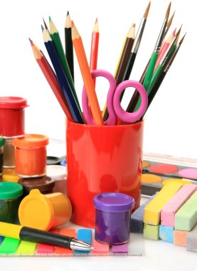 renkli kalemler ve boyalar