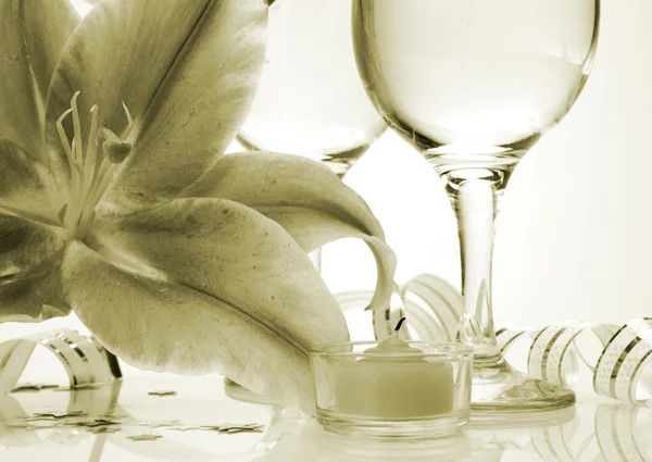 Вино и цветы — стоковое фото