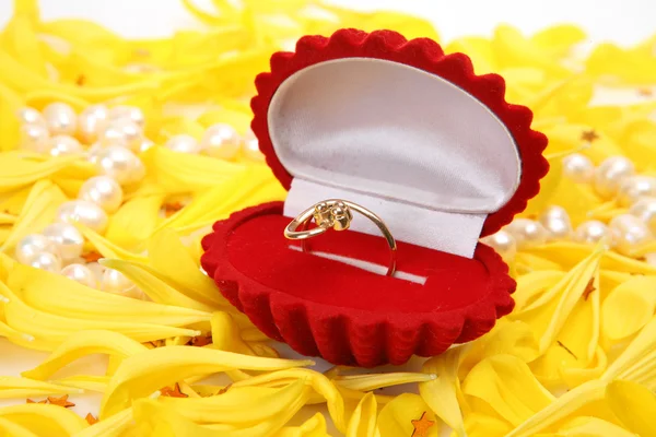 Petals and ring — Stock Photo, Image