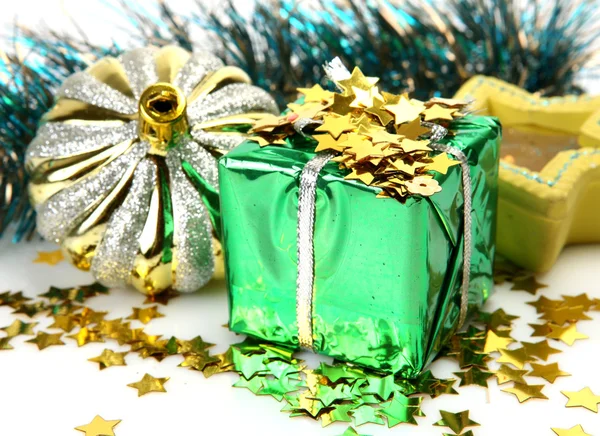 Geschenke und Weihnachtsschmuck — Stockfoto