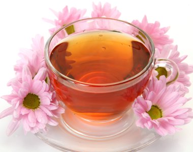 altın yüzük ve yaprakları