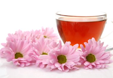 altın yüzük ve yaprakları