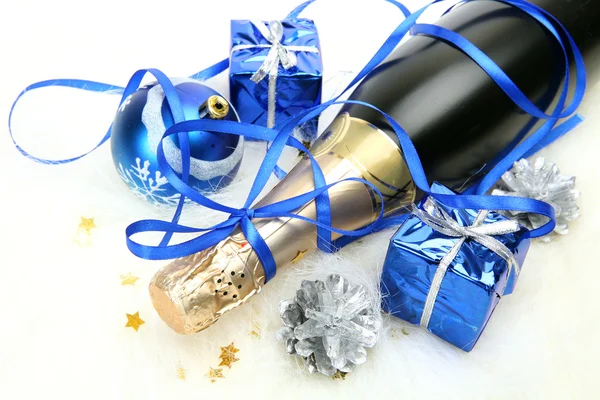 Вино та новорічні прикраси — стокове фото