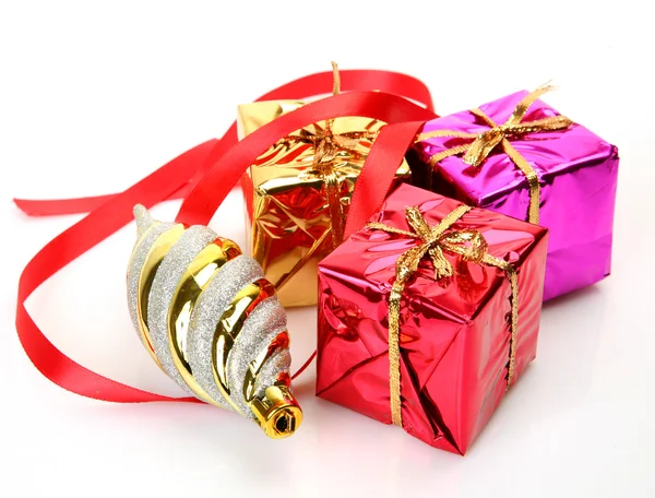 Geschenke und Neujahrsschmuck — Stockfoto