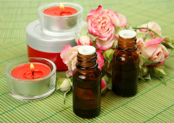 Aromatisk olja och rosor — Stockfoto