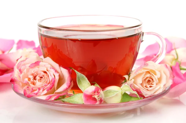 Ένα φλυτζάνι τσάι και τριαντάφυλλα — Φωτογραφία Αρχείου