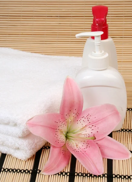 Towel and pink flower — Stock Photo, Image