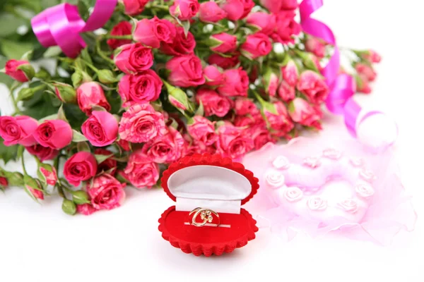 Rosas rosa e anel — Fotografia de Stock