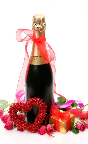 Şampanya ve kırmızı güller — Stok fotoğraf