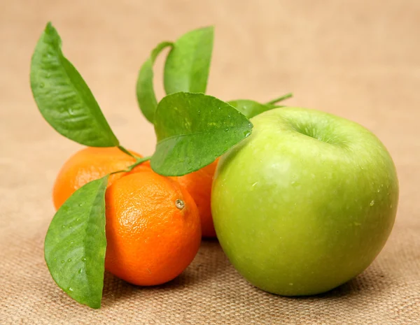 Mandarinas maduras y manzana —  Fotos de Stock