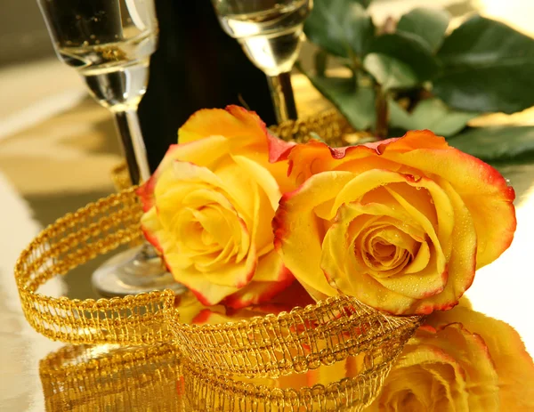 Yellow roses and wine — Stock Photo, Image