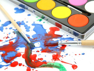 Boyalar ve fırçalar.