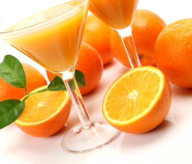 Olgun portakal ve meyve suyu