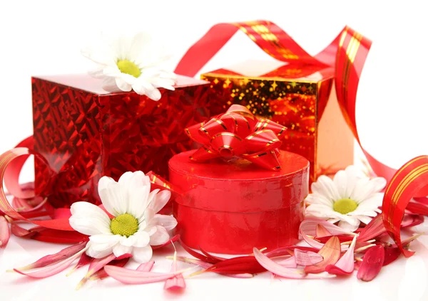 Rote Geschenkboxen und Blumen — Stockfoto