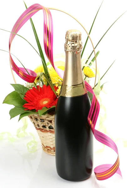 Bouteille de champagne et fleurs — Photo