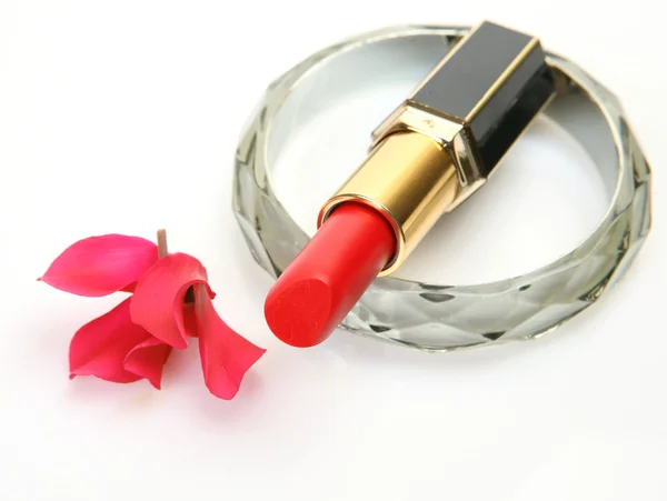 Lippenstift und Blume — Stockfoto