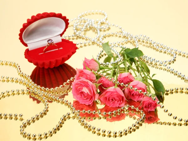 Ροζ τριαντάφυλλα και χρυσό δαχτυλίδι — Φωτογραφία Αρχείου