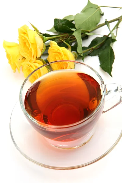 Té en una taza y rosas finas —  Fotos de Stock