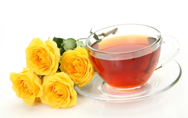Chá em uma caneca e rosas finas — Fotografia de Stock