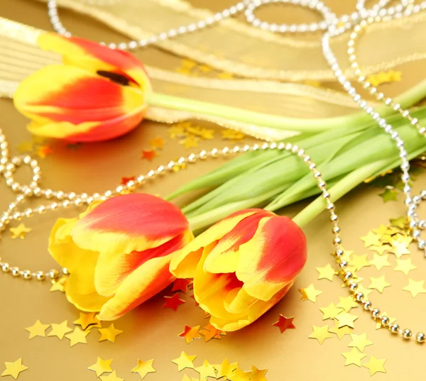 Žluté tulipány a korálky — Stock fotografie