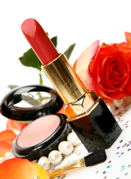 Kosmetik und Rosenblätter — Stockfoto