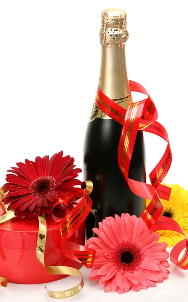 Bottiglia di vino, confezione regalo e fiori — Foto Stock