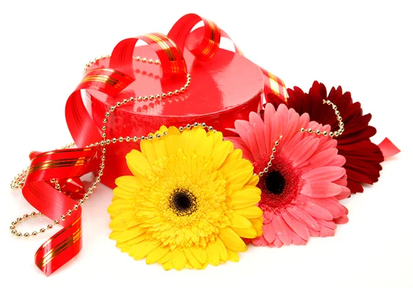 Червона подарункова коробка та квіти — стокове фото
