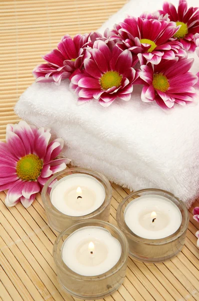 Candles, flowers and towel — Stock Photo, Image