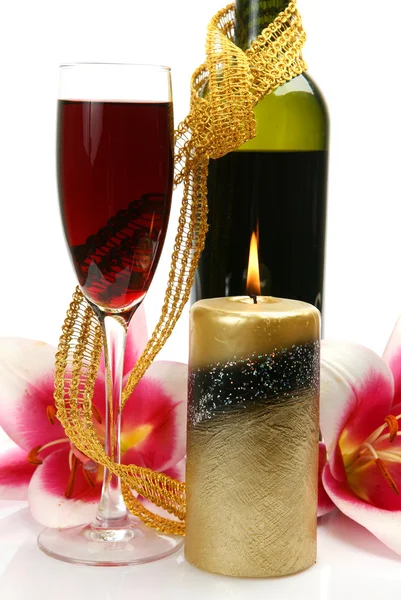 Vinho, vela e lírio flores — Fotografia de Stock