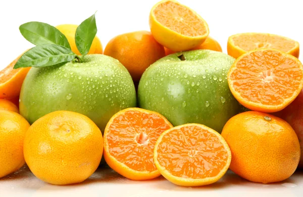 Yaprakları ve portakal ile yeşil elma