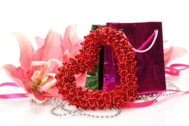 Hediyeler ve pembe lilyum