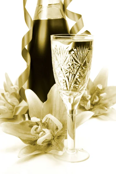 Sklenice na víno a lilie — Stock fotografie