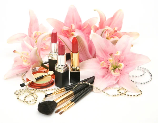 Kosmetika och rosa liljor — Stockfoto