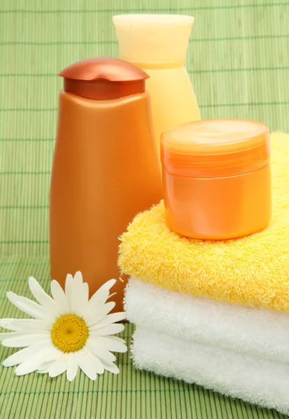 Towels, bottles and flower — Stock Photo, Image