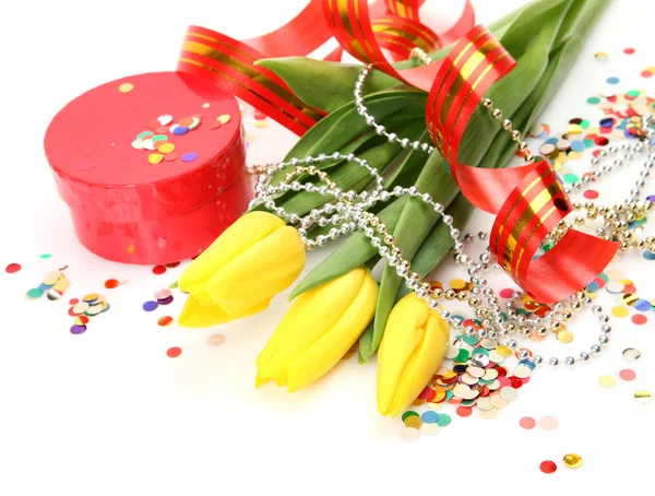Kırmızı hediye kutusu ve çiçekler — Stok fotoğraf