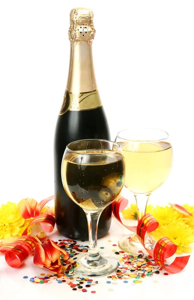 Şarap şişesi ve çiçekler — Stok fotoğraf