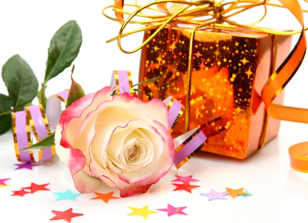 Cadeau, rose et confettis — Photo