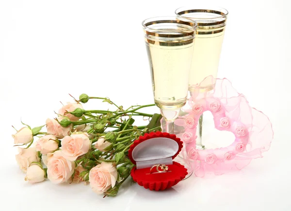 Rosa rosor, vigselringar och champagne — Stockfoto