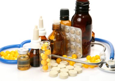 Stetoskop, tabletler ve tıp şişe