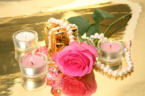Aroma Rosa rosa con candele Immagine Stock