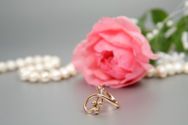 Rose, yüzük ve perl kolye