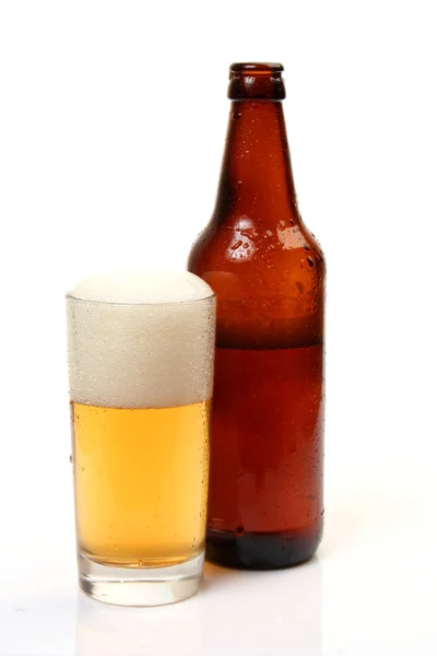 Koud bier in de fles en glas — Stockfoto