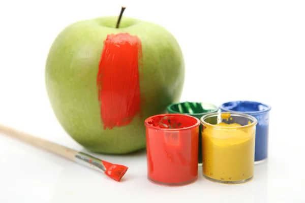 Pomme et peinture colorée avec un pinceau — Photo