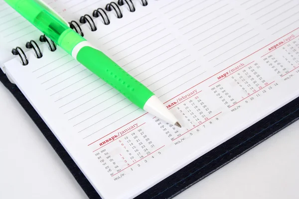 Pluma y cuaderno con calendario — Foto de Stock