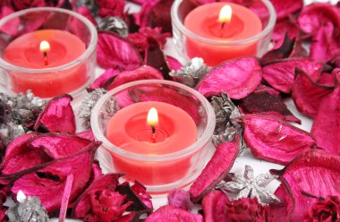 Kuru yaprakları ve mumlar