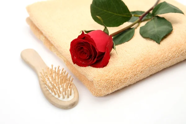 Towel , rose and comb — Stock Photo, Image