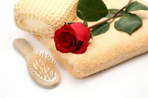 Towel ,red rose and comb — Stock Photo, Image