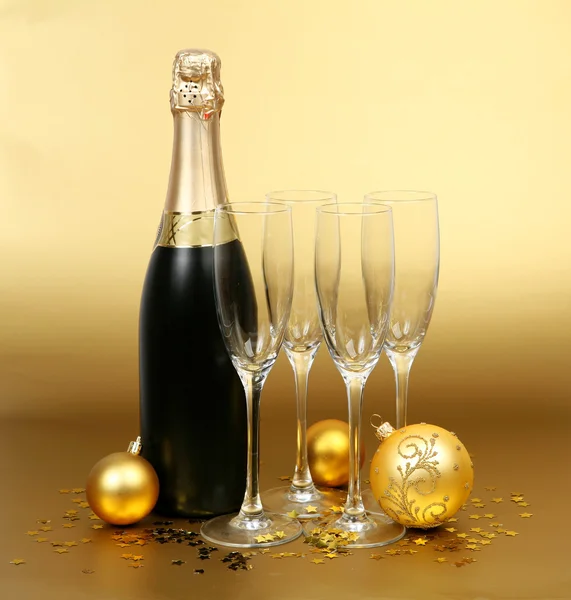 Şampanya ve Noel oyuncaklar — Stok fotoğraf