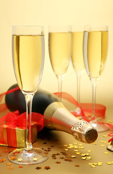 Bardak şampanya şişesi ve hediye ile — Stok fotoğraf